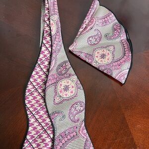 Stylish Pink Paisley Men's Tie and Pocket Square Set